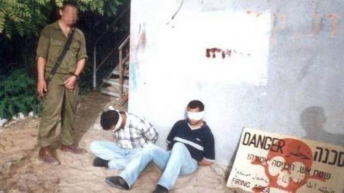 Nuevas fotos de soldados israelíes humillando a palestinos Nuevas fotos de soldados israelíes humillando a palestinos