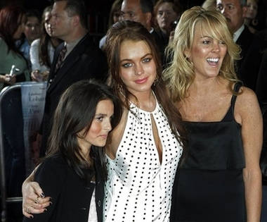 Lindsay Lohan recibe a su familia en su primera visita en rehabilitación