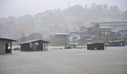 Al menos 14 muertos y miles de evacuados por el tifón que azota Filipinas