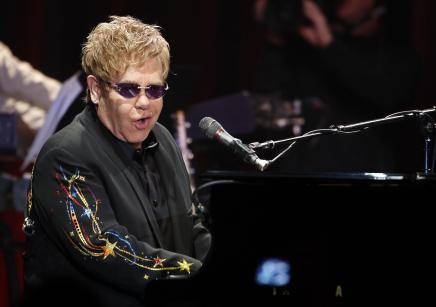 Italia en problemas por un dinero que gastó en Elton John
