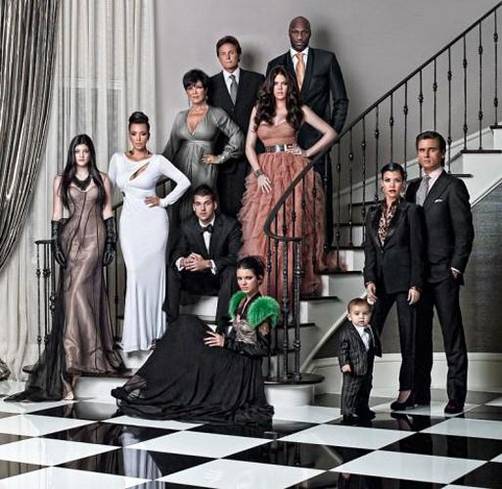 Kim Kardashian y su familia posan en postal navideña