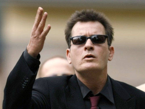 Charlie Sheen elige a sus 'amiguitas' de fiesta en internet Charlie Sheen elige a sus 'amiguitas' de fiesta en internet