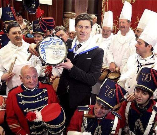Xabi Alonso recibe el Tambor de oro en San Sebastián