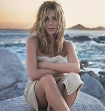 Jennifer Aniston posa semidesnuda para promocionar su nuevo perfume Jennifer Aniston posa semidesnuda para promocionar su nuevo perfume