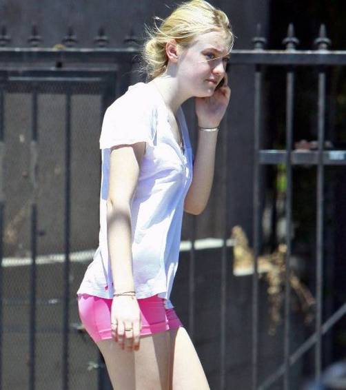 Dakota Fanning pasea en un pequeño short rosado