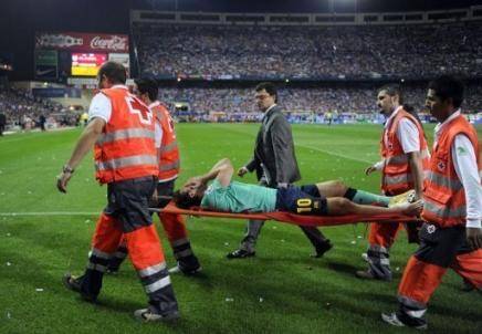Messi recibe las disculpas de Ujfalusi por la lesión en el tobillo derecho