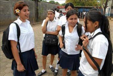 Una escuela argentina ordena que las alumnas usen pantalones para evitar 'acosos'