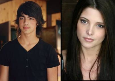 Joe Jonas quiere tiempo a solas con Ashley Greene Joe Jonas quiere tiempo a solas con Ashley Greene
