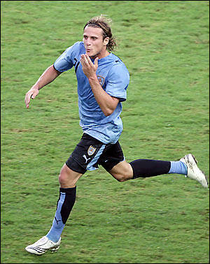 Diego Forlán es elegido el mejor jugador del partido Uruguay Vs. Sudáfrica