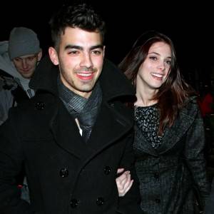 Joe Jonas le regala una pulsera por su 24 cumpleaños a Ashley Greene