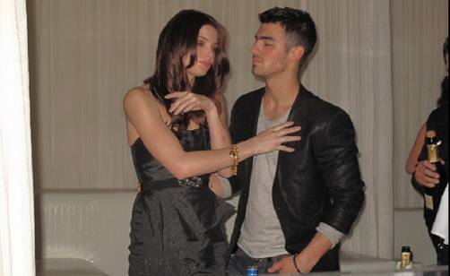 Joe Jonas en Las Vegas con Ashley Greene ¿Se casaron?