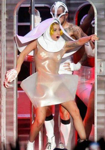 Lady Gaga vestida de monja sensual