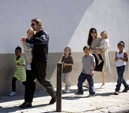Brad Pitt, Angelina Jolie y sus hijos reciben la primavera en Nueva Orleands