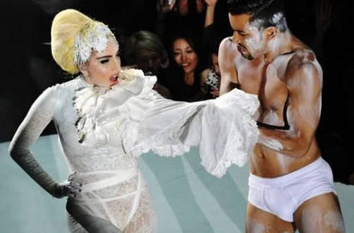 Lady Gaga sorprende en concierto con ropa erótica en Japón
