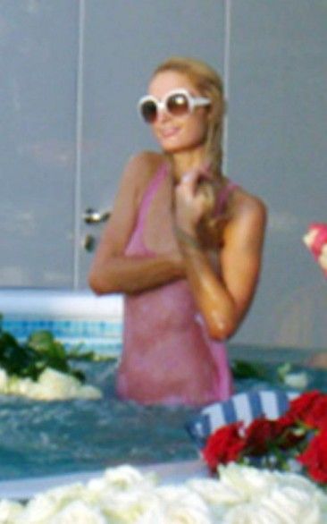 Paris Hilton se bañó sin ropa interior en la piscina de una fiesta