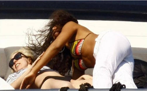 Lady Gaga fue sorprendida besando apasionadamente a una mujer
