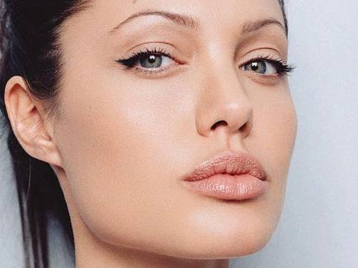 Angelina Jolie es criticada al encarnar a Cleopatra