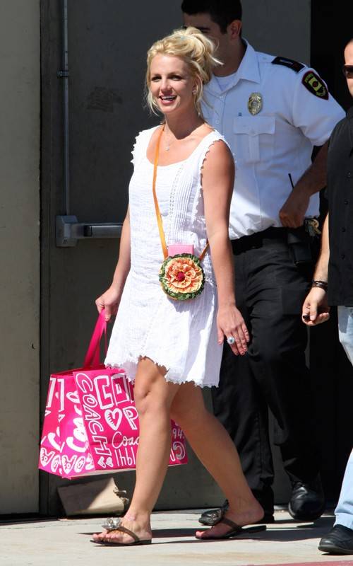 Britney Spears va de compras vestida de blanco Britney Spears va de compras vestida de blanco