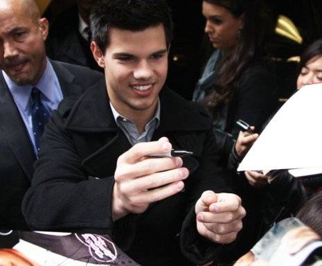 Taylor Lautner se negó a autografiar el brassier de una señora fanática de Crepúsculo