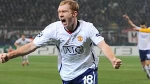 Arsene Wenger encara a Paul Scholes