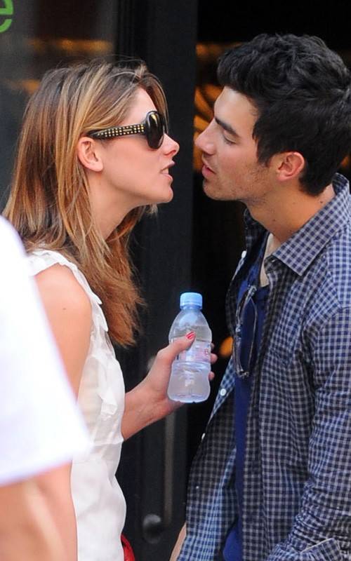 Joe Jonas besó a Ashley Greene