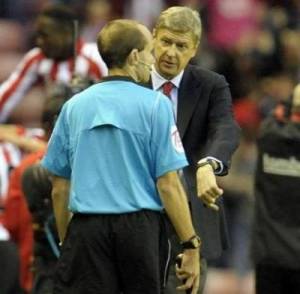 Arsene Wenger: 1 partido de suspensión y 8 mil euros de multa