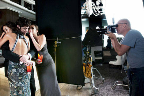 Benicio del Toro se luce en el calendario Campari 2011