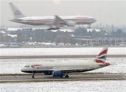 El mal tiempo arruina la Navidad a tiendas y aerolíneas europeas