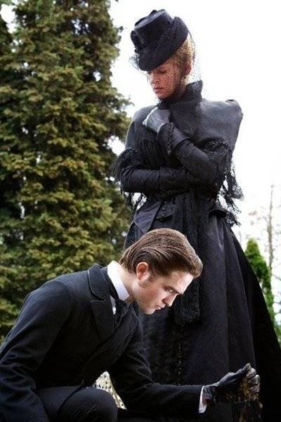 Robert Pattinson y Uma Thurman en una nueva imagen de Bel Ami