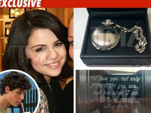 Selena Gomez le regala a Nick Jonas un reloj con las palabras Te Amo