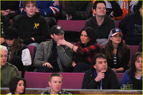 Fotos: Olivia Munn y Matthew Morrison besandose en el partido de los Rangers