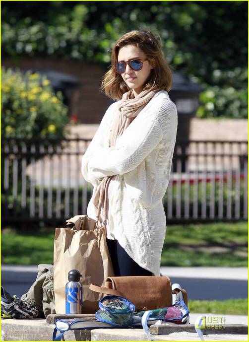 Fotos: Jessica Alba luce su embarazo por Beverly Hills