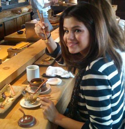 Selena Gómez subió fotos a su Twitter de su estadía en Japón