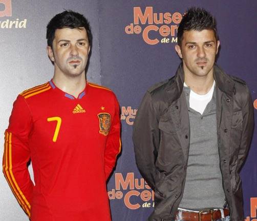 David Villa y Andrés Iniesta posan junto a sus 'gemelos'