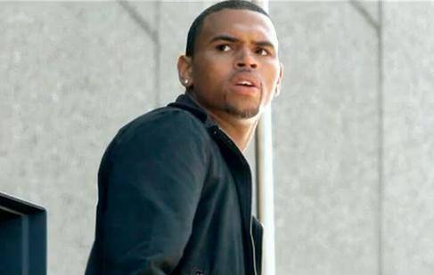 Chris Brown vuelve a perder los papeles