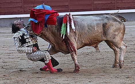 Imagen de la terrible cogida del torero Julio Aparicio en Madrid