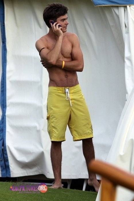 Zac Efron muestra sus abdominales en Hawai