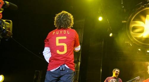 David Bisbal vistió la camiseta de Puyol