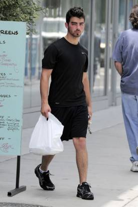 Joe Jonas luce un rostro triste Joe Jonas luce un rostro triste