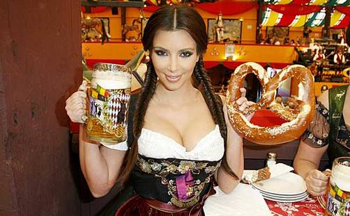 Kim Kardashian con sensual escote en Oktoberfest