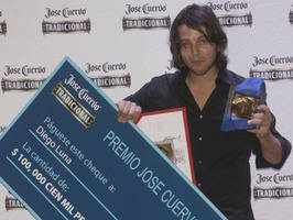 Diego Luna recibe reconocimiento por su trayectoria