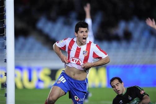 Agüero y Forlán, figuras en la victoria del Atlético de Madrid