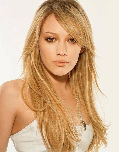Hilary Duff cuenta que le envía fotos sugerentes a su marido