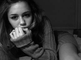 Miley Cyrus se tatua por amistad Miley Cyrus se tatua por amistad