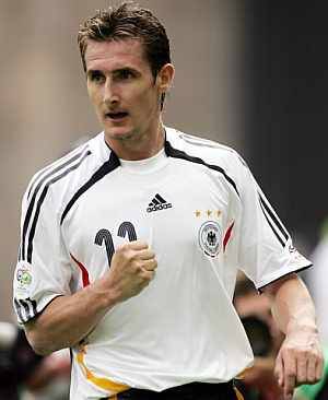 Mundial Sudáfrica 2010: Miroslav Klose dice 'España no es invencible' en su partido ante Alemania Mundial Sudáfrica 2010: Miroslav Klose dice 'España no es invencible' en su partido ante Alemania