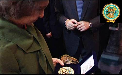 Reina Sofía recibe regalo peruano en Fitur 2011