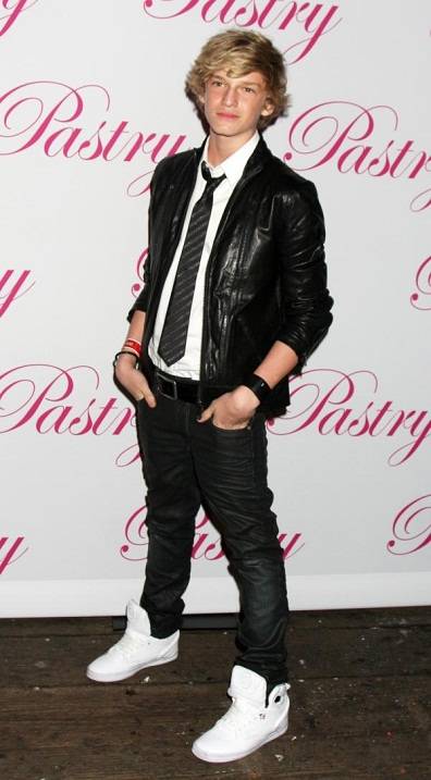 Cody Simpson le pisa los talones a Justin Bieber