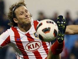 Diego Forlán está en duda ante el Sevilla
