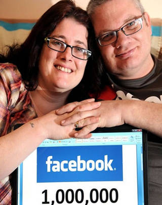 Pareja necesita 1 millón de amigos en facebook para casarse