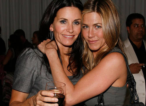 Courtney Cox y Jennifer Aniston en primer capítulo de 'Cougar Town'